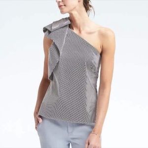 💋 Banana Republic One-Shoulder Ruffle Blouse